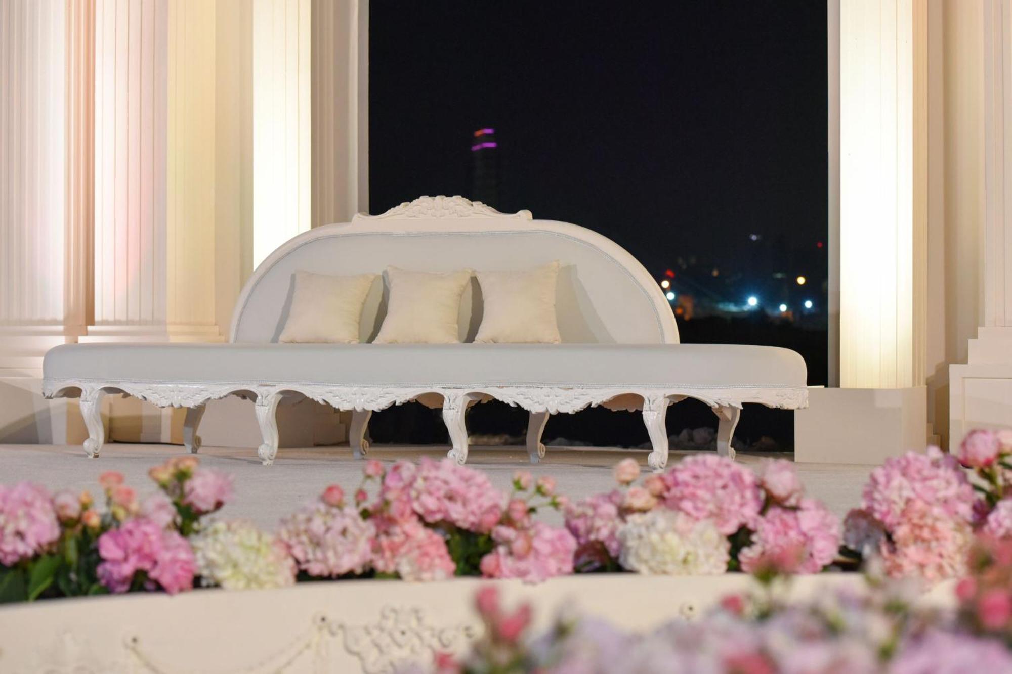 The Ritz-Carlton, Doha Hotel Ngoại thất bức ảnh A traditional Malay wedding couch