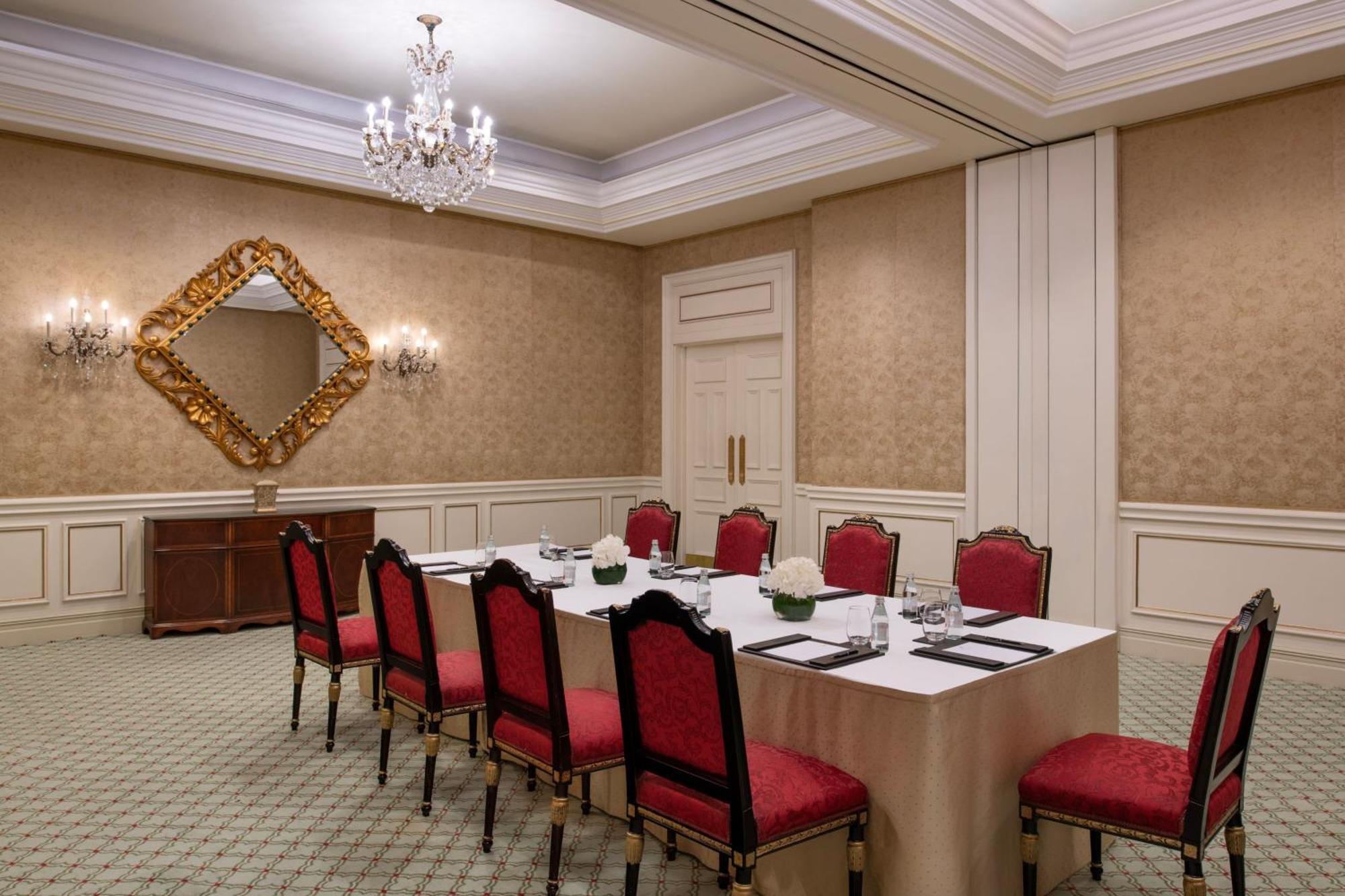 The Ritz-Carlton, Doha Hotel Ngoại thất bức ảnh A boardroom at the Four Seasons Hotel, Mumbai